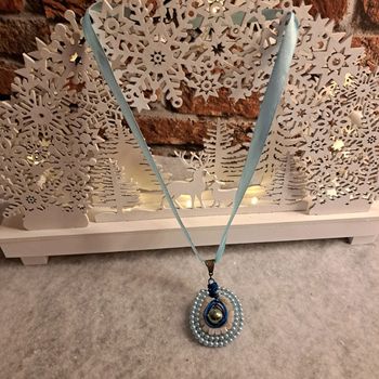 Collier avec pendentif bleu et beige