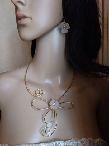 parure métal doré, fleur rose très pale avec un strass au centre idéale mariage