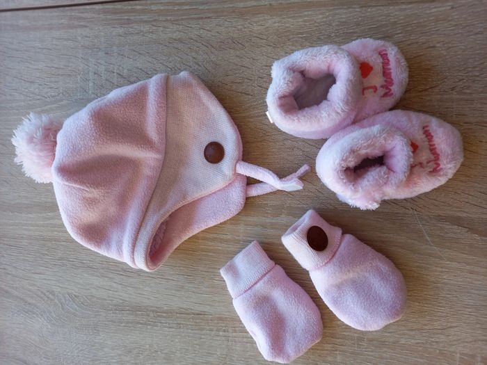 Ensemble bonnet moufles et chaussons 0-3 mois