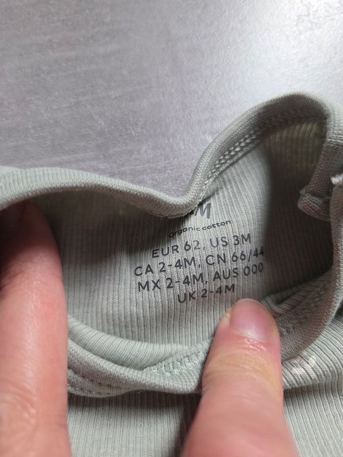 Ensemble bodie MC + legging côtelé h&m 2-4mois - photo numéro 5