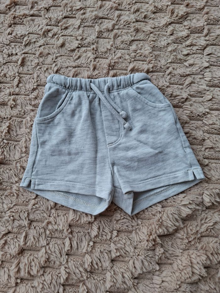 Short Taille 9 mois / 71 cm Neuf