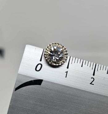 Paire de boucles d'oreilles.
Neuve.