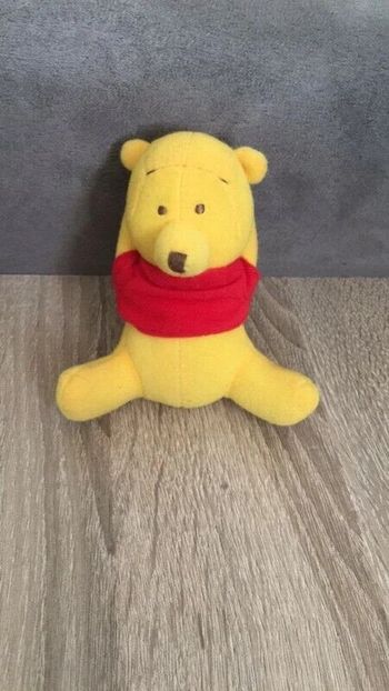 Petite peluche Grelots Winnie l’Ourson Tomy Disney 12 cm