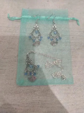 Boucle d'oreille et collier argenté et bleu