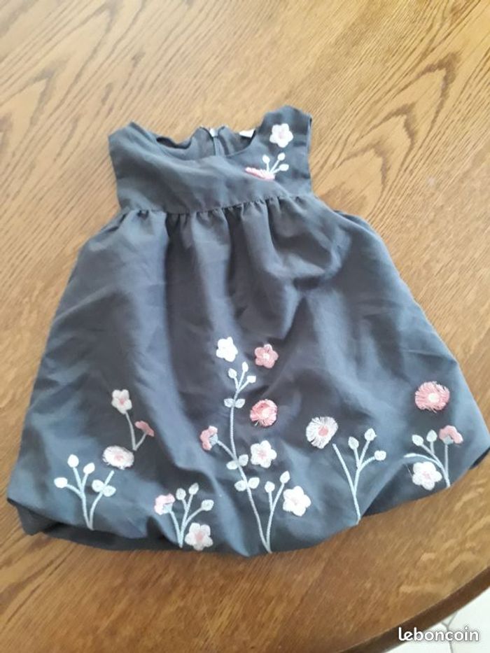 Vêtements fille 18 mois : 3 robes , 1 body