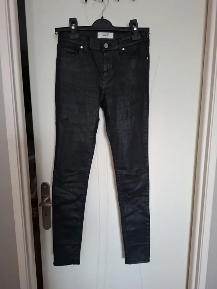Pantalon noir brillant mango