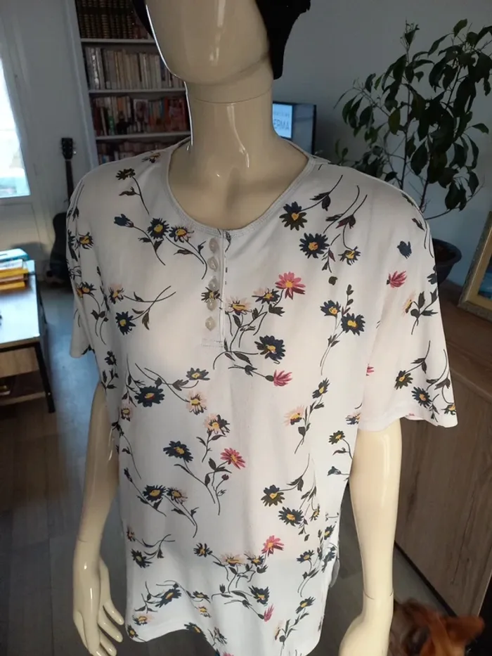 Tee-shirt fleuri T 46 - photo numéro 2