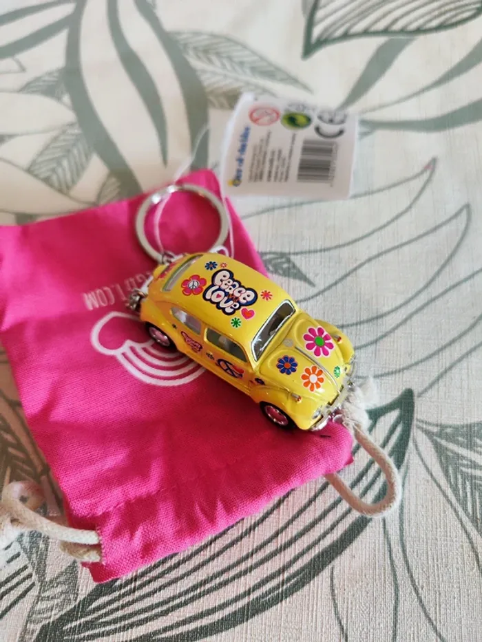 Porte-clés voiture coccinelle de volkswagen jaune design 70s peace an love - photo numéro 2