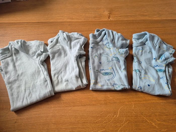 Lot 4 bodies manches courtes