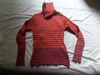 Pull épais orangé col montant avec rayures  bordeaux et dorées