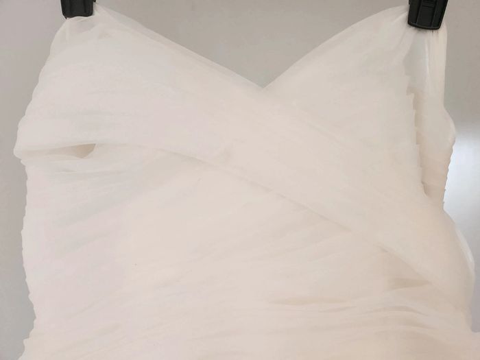 Robe de mariée cosmobella en bon etat taille 48 a 54 blanche avec roses rouges - photo numéro 3