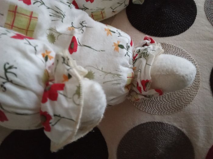 Doudou ours blanc Minouche vintage tissu blanc  imprimé de fleurs coquelicots rouges et des fleurs jaunes nez noir yeux dur noir - photo numéro 4