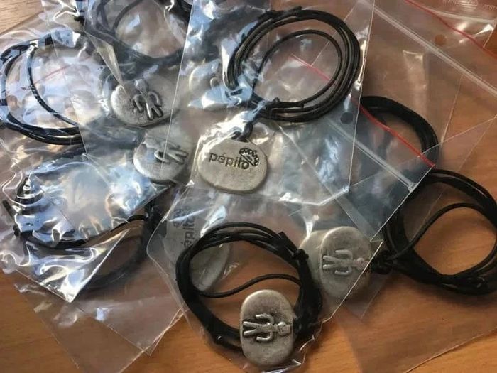 Lot de 10 colliers pendentifs bonhomme en métal Neufs
