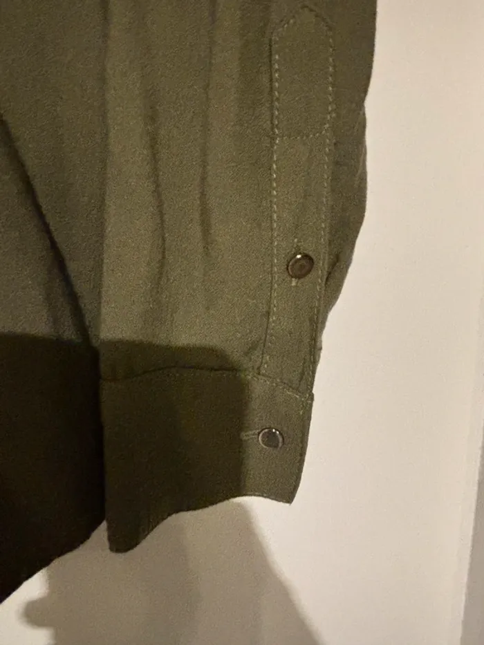 Chemise kaki Pull&Bear taille 38 - M très bon état - photo numéro 5