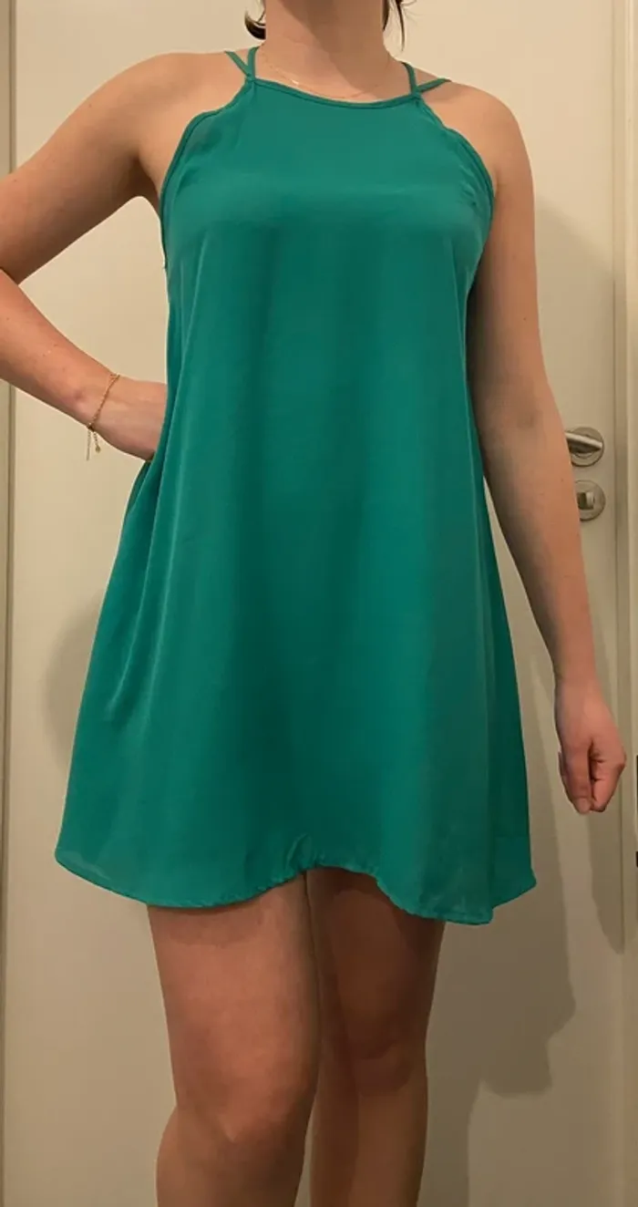 Robe verte à bretelles