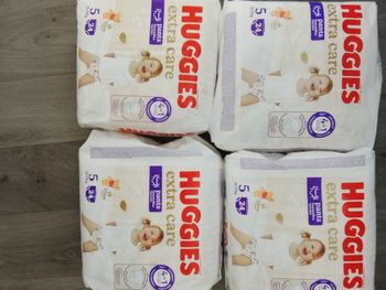 4 couche huggies 5 pants