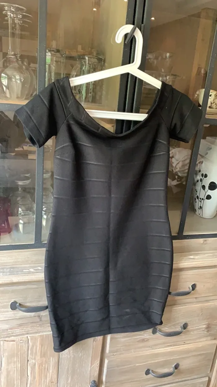 Robe épaule dénudée