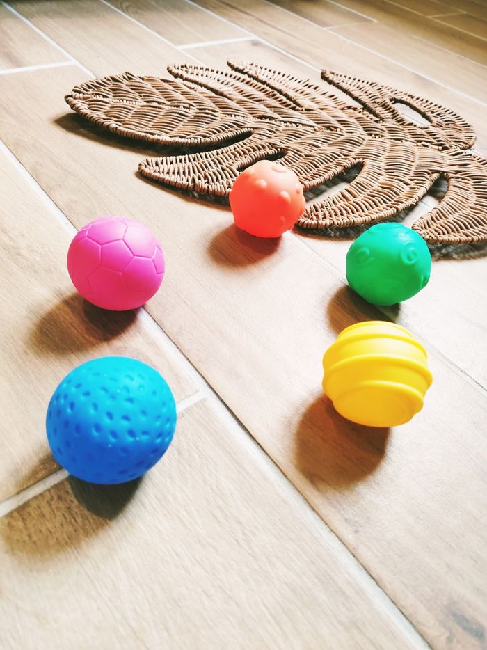 👋Lot de 5 balles sensorielles en plastique marque Oxybul