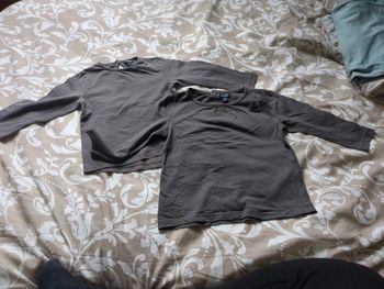 Lot t-shirts gris anthracite Kiabi 18 mois manches longues