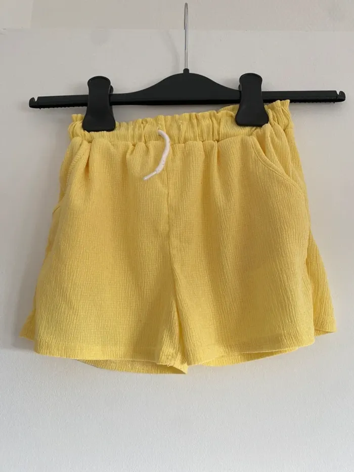 Short jaune.