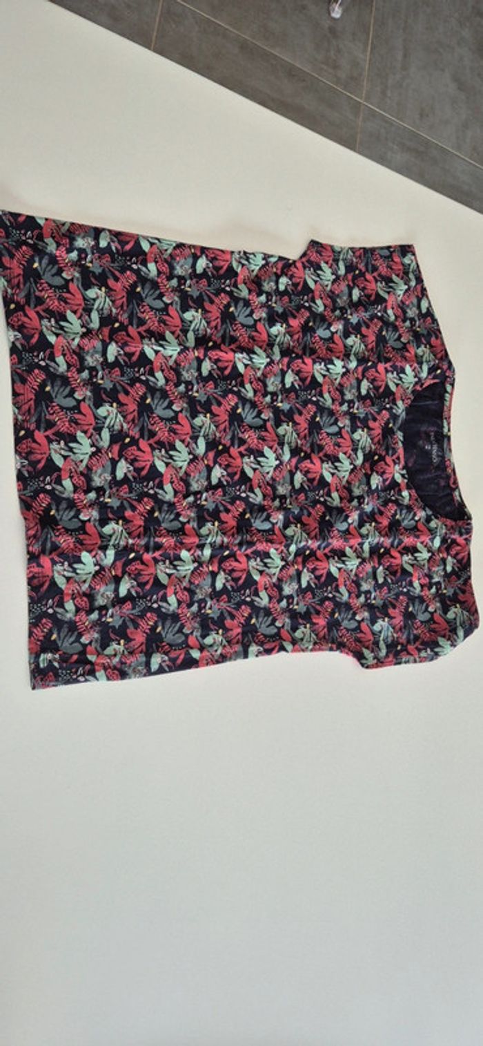 Tee shirt manches courtes.