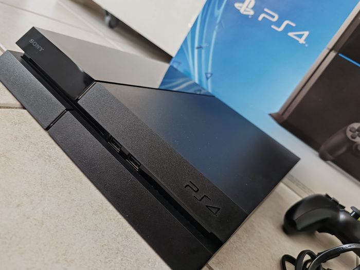 PS4 500Go – Très bon état + 4 jeux + manette Battletron quasi neuve - photo numéro 2
