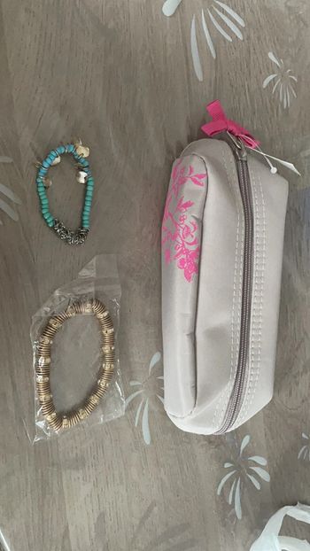 Lot bracelets + trousse