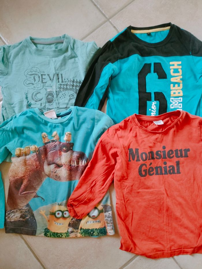 Lot de 4 Tee shirt taille 6 ans dont 1 Minion