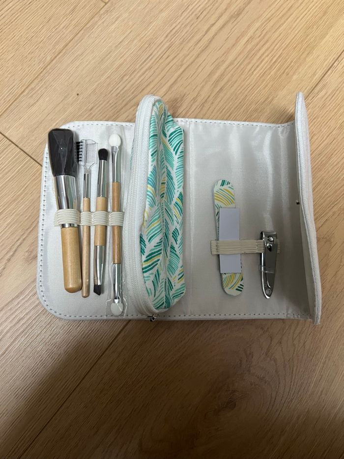 Trousse à maquillage et à manucure - photo numéro 4