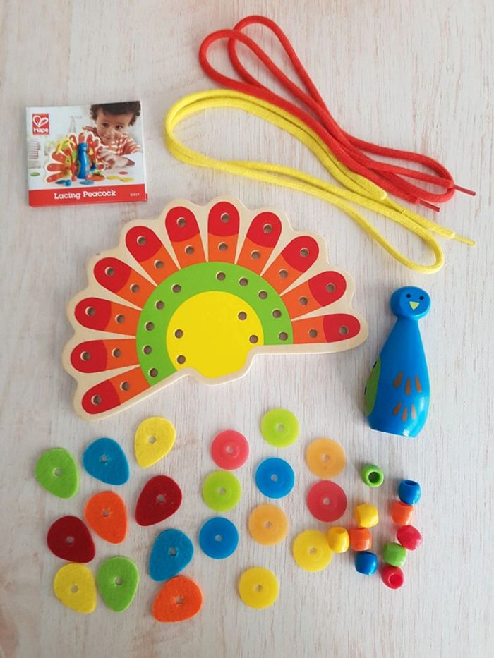Lacing peacock jeu de laçage en bois Hape - photo numéro 4