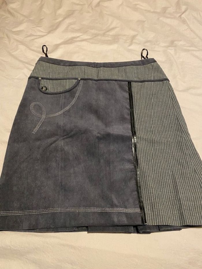 Jupe courte grise - photo numéro 3