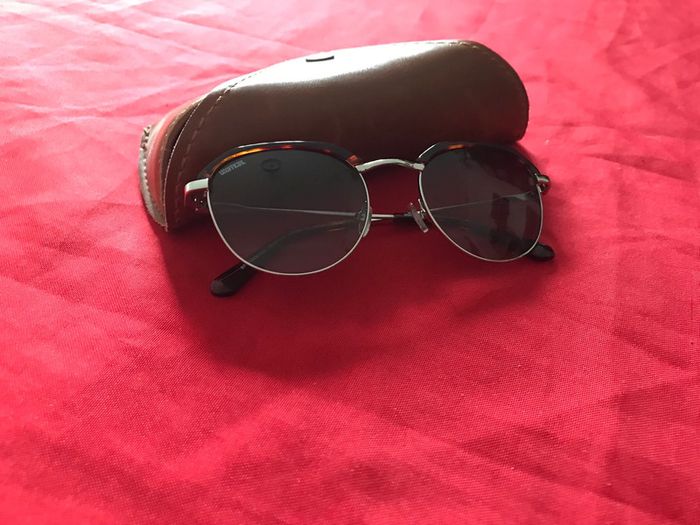 Lunette de Soleil marque Unofficial - photo numéro 11