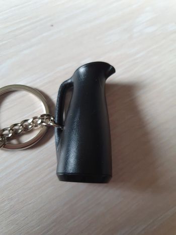 Porte clés noir verseur