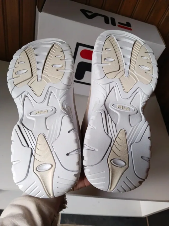 Magnifique paire de baskets sneakers femme  marque Fila pointure 37 - photo numéro 9