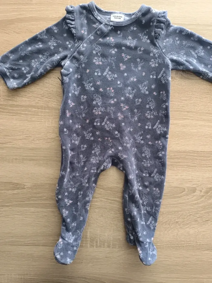 Magnifique pyjama 9 mois à fermeture éclair fleuri tape à l'oeil