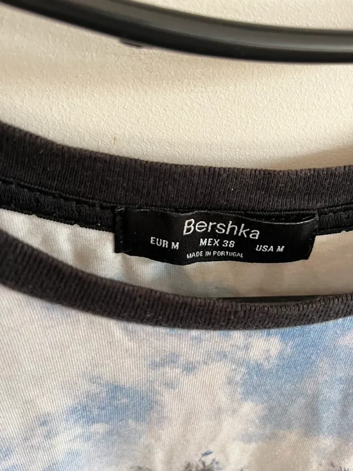 TEE shirt imprimé bershka troué taille M - photo numéro 4