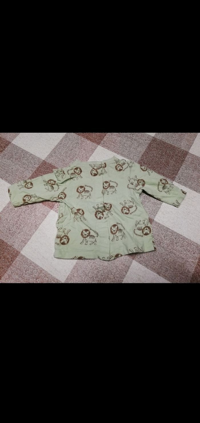 Tee shirt 3 mois Vert lions Kiabi neuf - photo numéro 3