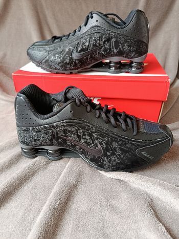 Nike shox r4 black floral