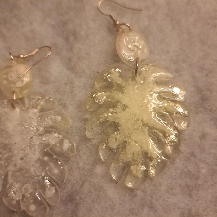 Boucles d'oreilles pendante en résine blanche - photo numéro 6