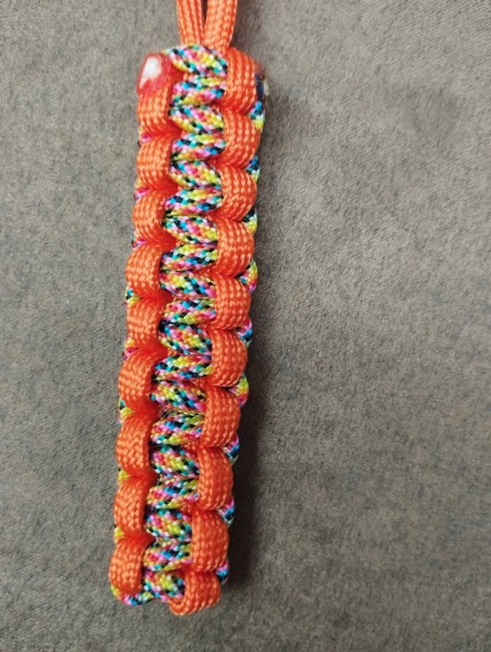 Porte clés en paracorde fait main multicolore et orange - photo numéro 5