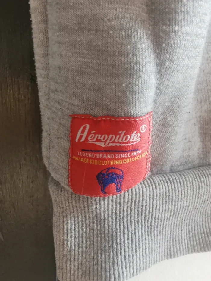 Pull gris avec motifs. - photo numéro 2