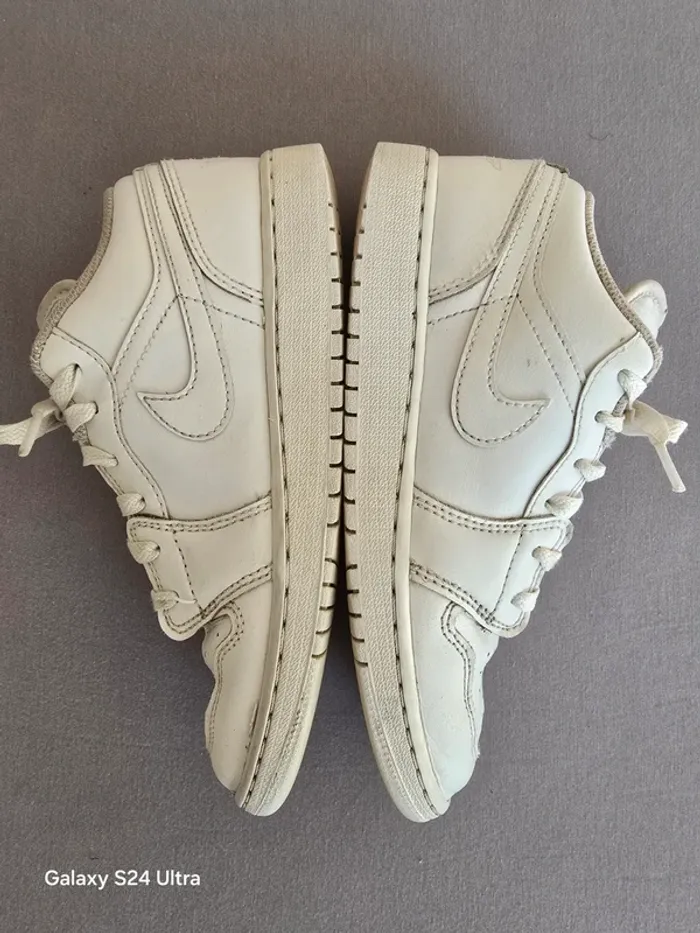 Nike Air Jordan 1 Low Blanche - Taille 36,5 - Très bon état - photo numéro 3