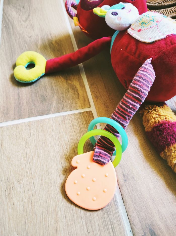 🦨Peluche doudou multi activités sensorielles Georges le Lemurien marque Lilliputiens - photo numéro 2