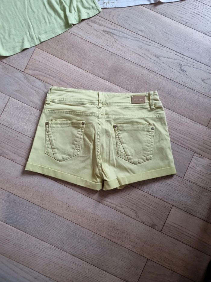 Lot shorts et 2 tee shirts - photo numéro 3
