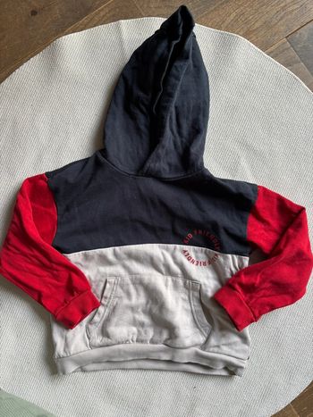 Sweet à capuche tricolore Kiabi 6 ans tbe