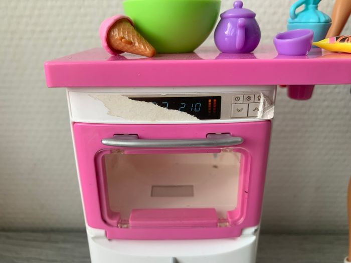 Barbie cuisinière et son four - photo numéro 3