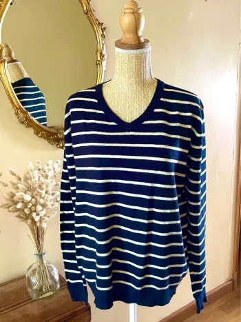 Pull marin col v rayures noir blanc coupe droite manches longues casual chic intemporel
