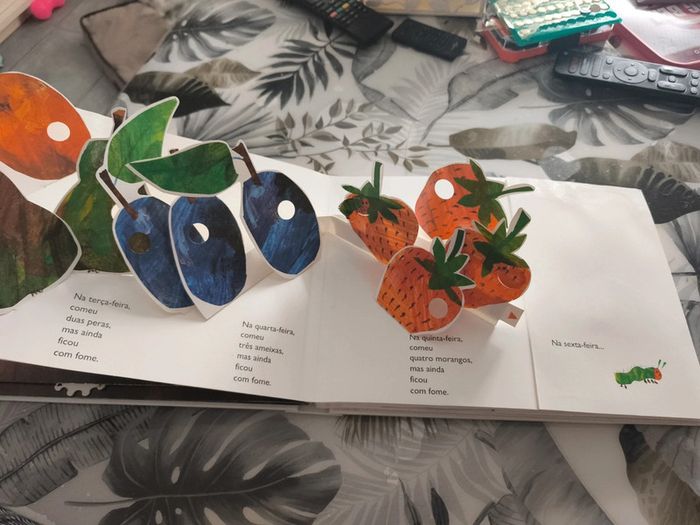 Album la chenille qui fait des trous en espagnol - photo numéro 4