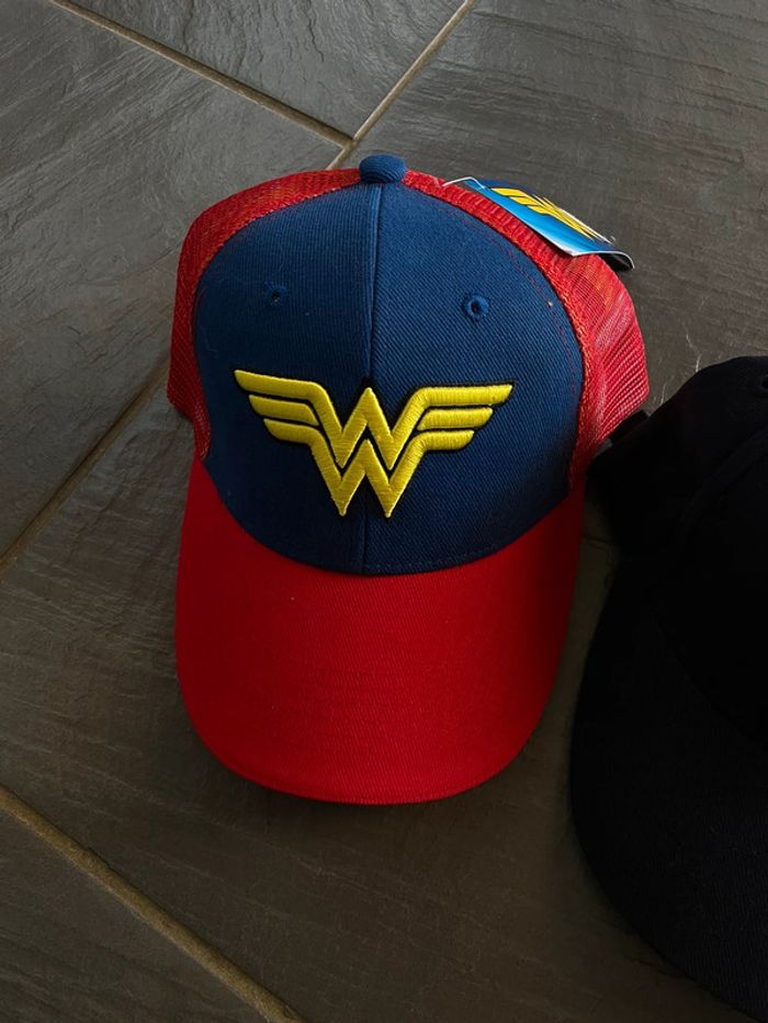Lot 2 Casquettes DC comics neuves - photo numéro 2
