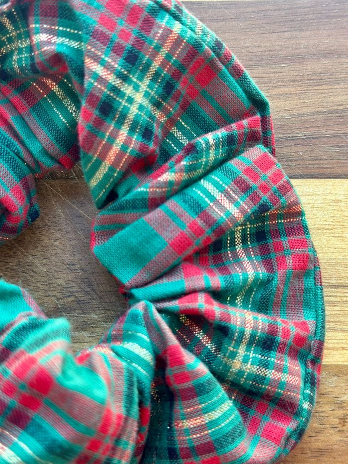 Chouchou et nœud papillon, assortis motif tartan Noël, vert rouge et dorée, création française cousu à la main - photo numéro 4